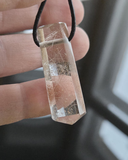 Wunderschön und selten Rauchquarz mit Rutil Kristall Spitze Goldrutilquarz Anhänger, 38 x 11 x 9 mm, gebohrt, an verstellbarem Lederband