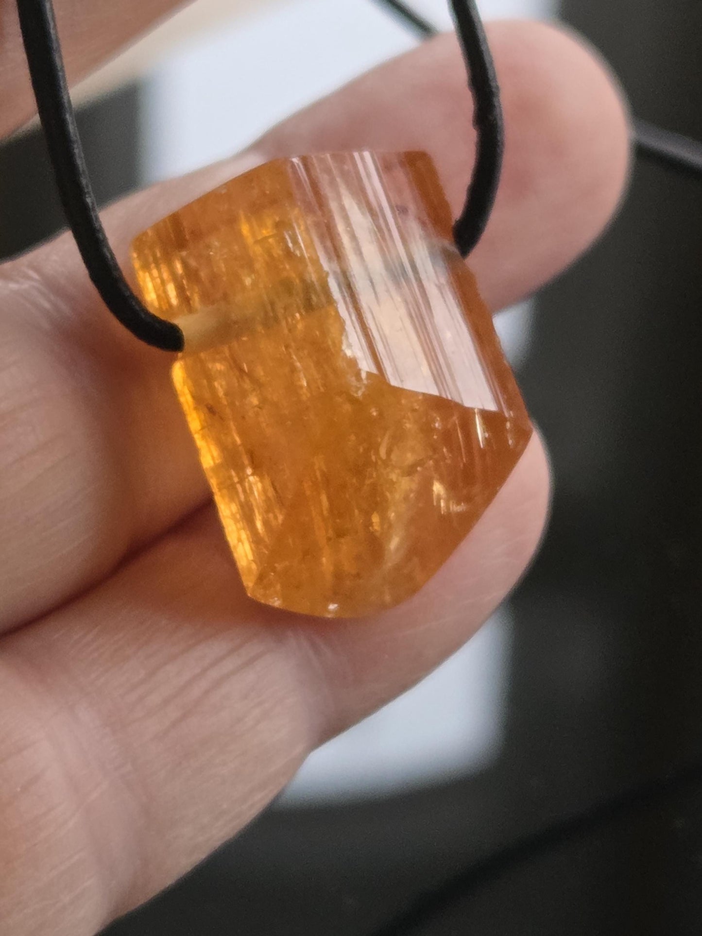 Großer feiner Imperial Topas Kaiser Topas Goldtopas Rohstein Anhänger, 23 x 17 x 14 mm, an verstellbarem Lederband, 7,75 g., 38,70 ct.