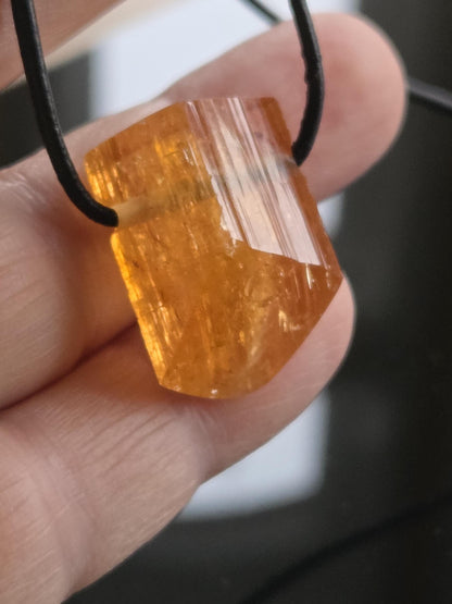 Großer feiner Imperial Topas Kaiser Topas Goldtopas Rohstein Anhänger, 23 x 17 x 14 mm, an verstellbarem Lederband, 7,75 g., 38,70 ct.