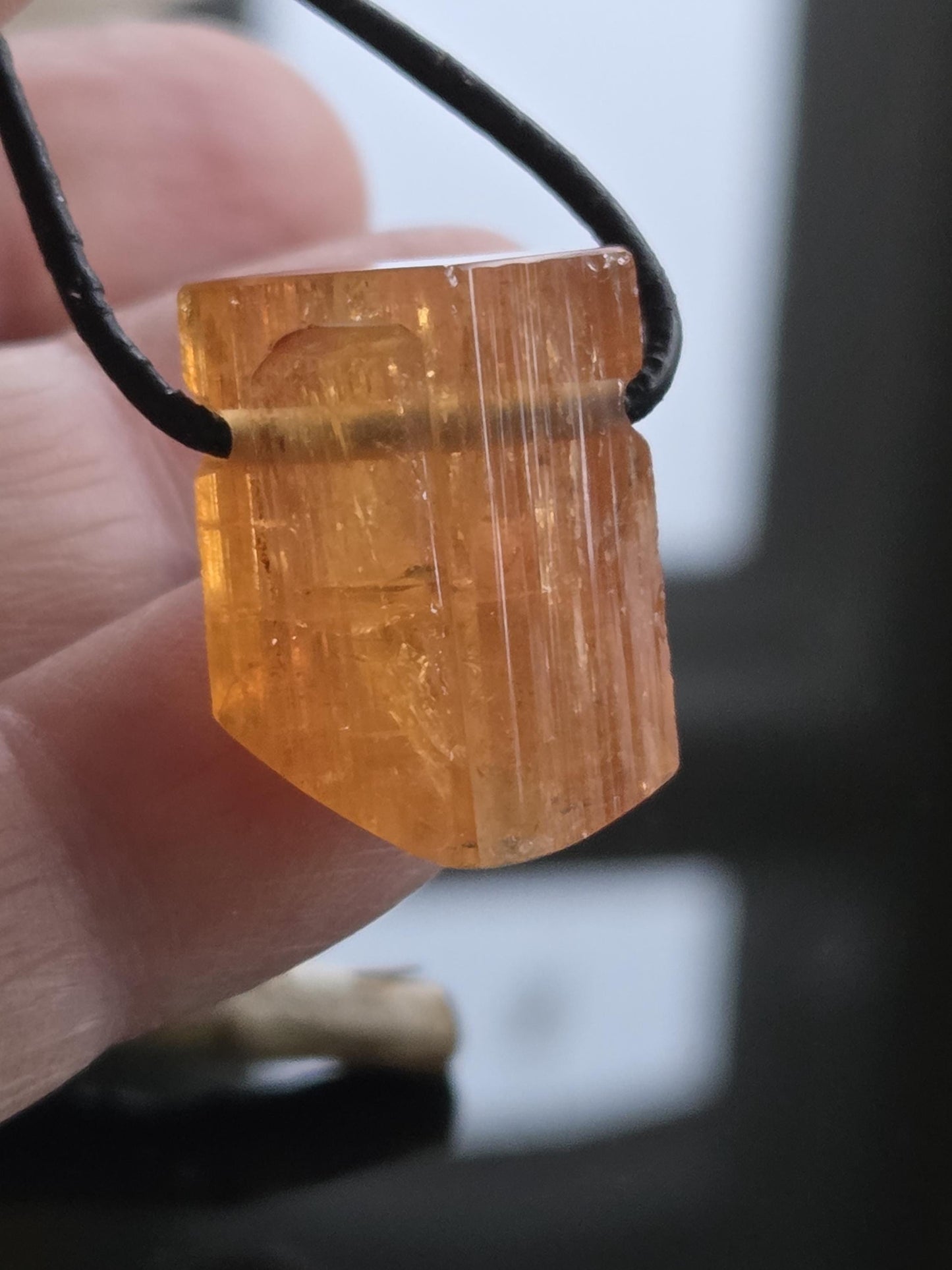 Großer feiner Imperial Topas Kaiser Topas Goldtopas Rohstein Anhänger, 23 x 17 x 14 mm, an verstellbarem Lederband, 7,75 g., 38,70 ct.