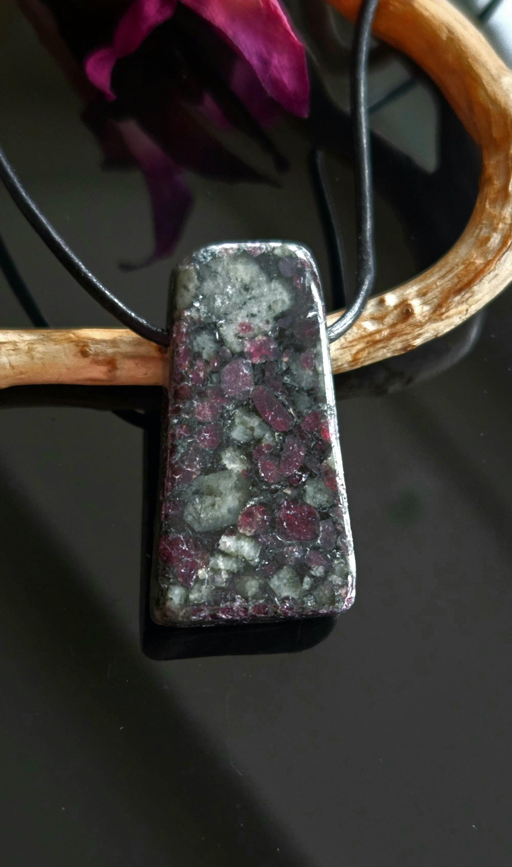 Seltener Eudialyt aus Lappland, 38 x 20 x 9 mm, gebohrt, an verstellbarem Lederband