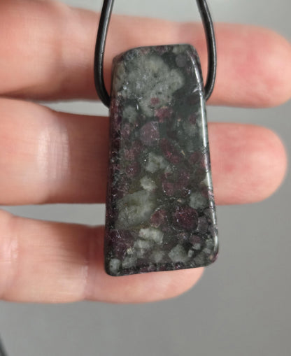 Seltener Eudialyt aus Lappland, 38 x 20 x 9 mm, gebohrt, an verstellbarem Lederband