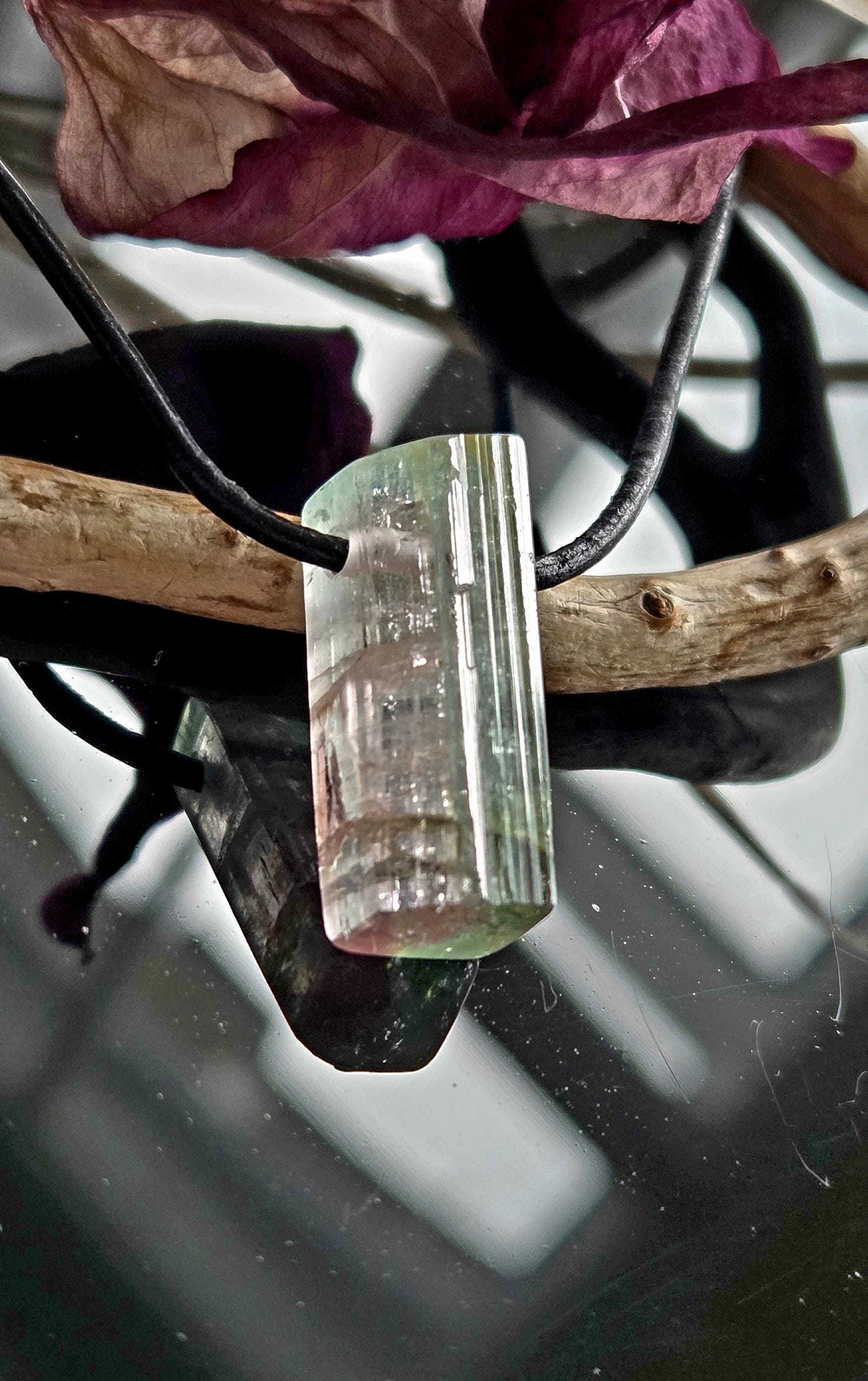 Turmalin bicolor grünblau rosa, Indigolith Rubellit Kristall Anhänger, 20 x 10 x 9 mm, gebohrt, am Lederband, 4,48 g., 22,40 ct.