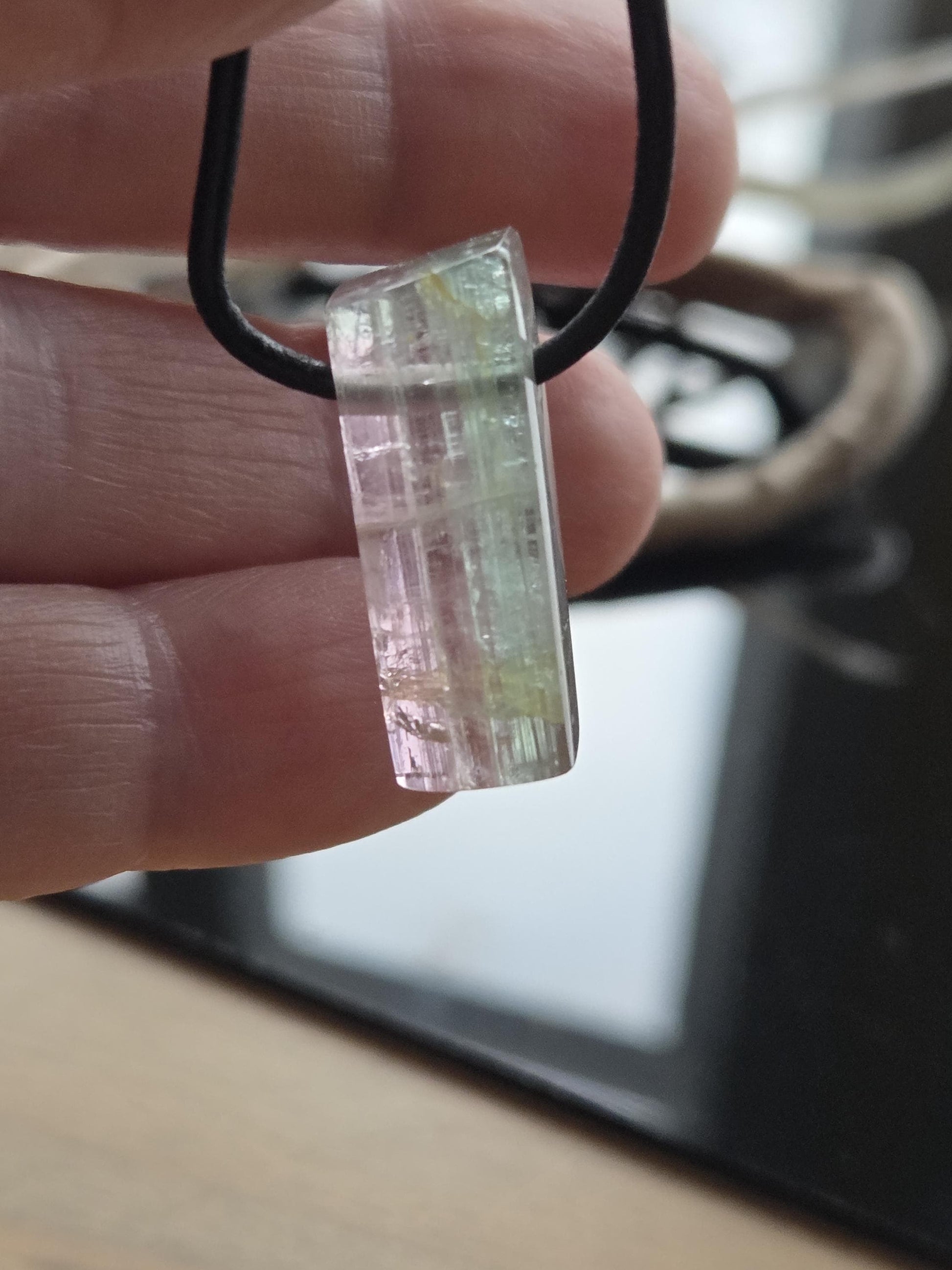 Turmalin bicolor grünblau rosa, Indigolith Rubellit Kristall Anhänger, 20 x 10 x 9 mm, gebohrt, am Lederband, 4,48 g., 22,40 ct.