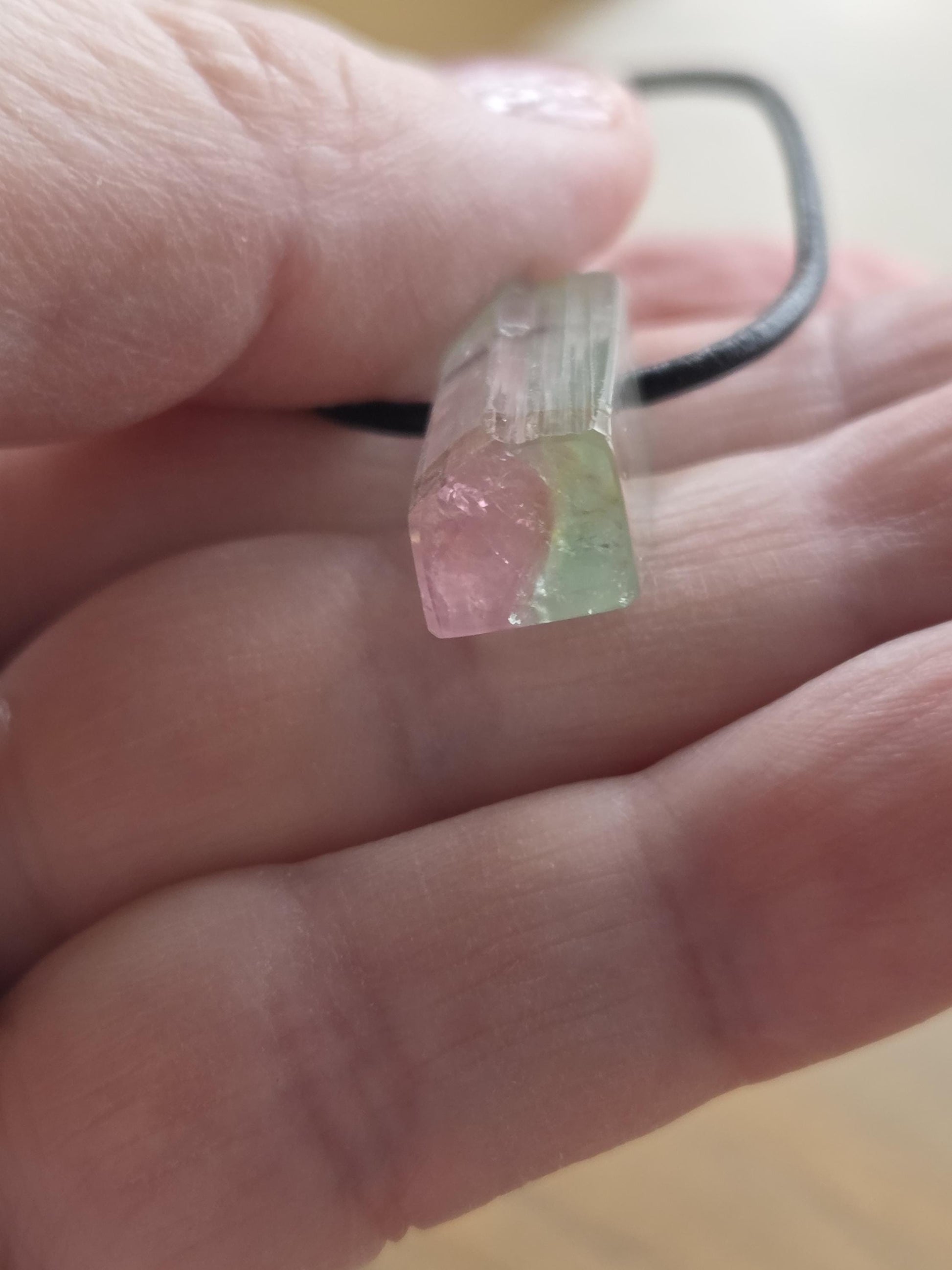 Turmalin bicolor grünblau rosa, Indigolith Rubellit Kristall Anhänger, 20 x 10 x 9 mm, gebohrt, am Lederband, 4,48 g., 22,40 ct.