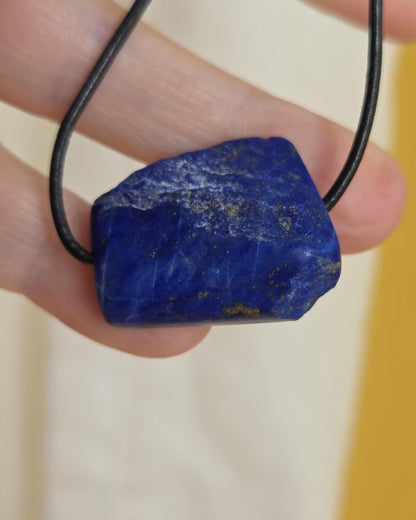 Lapislazuli Lapis Lazuli Anhänger, Stein der Engel, 25 x 27 x 14 mm, gebohrt, an verstellbarem Lederband