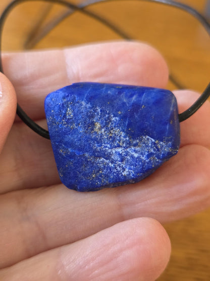 Lapislazuli Lapis Lazuli Anhänger, Stein der Engel, 25 x 27 x 14 mm, gebohrt, an verstellbarem Lederband