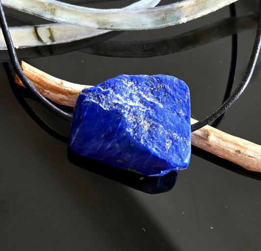 Lapislazuli Lapis Lazuli Anhänger, Stein der Engel, 25 x 27 x 14 mm, gebohrt, an verstellbarem Lederband