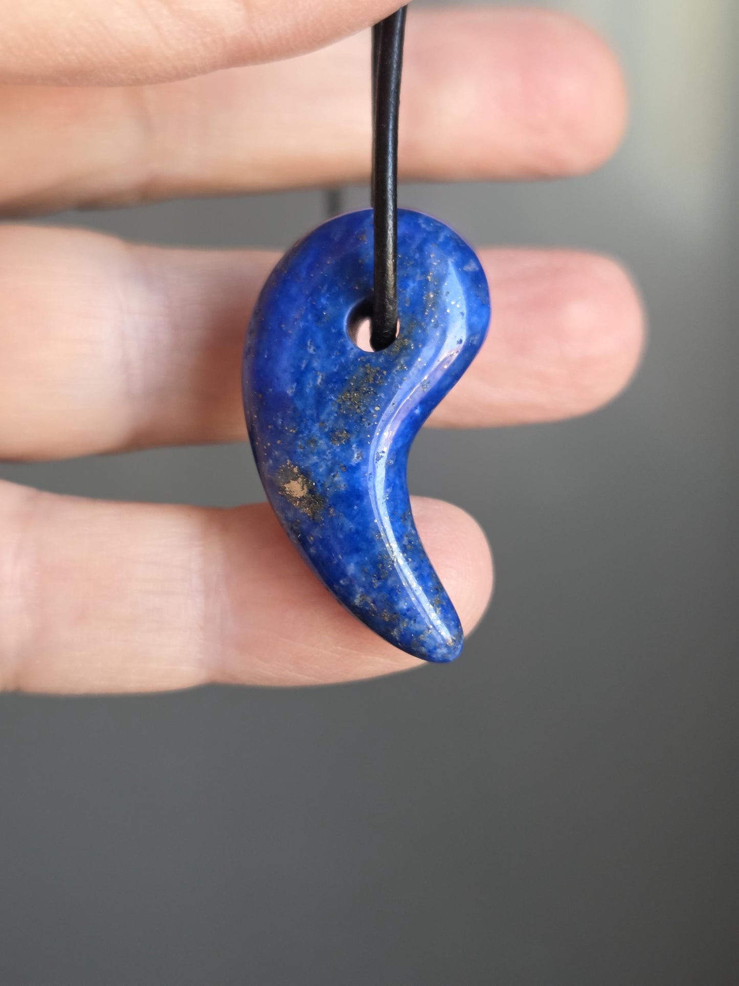 Lapislazuli Lapis Lazuli Anhänger, Stein der Engel, 34 x 18 x 8 mm, gebohrt, an verstellbarem Lederband