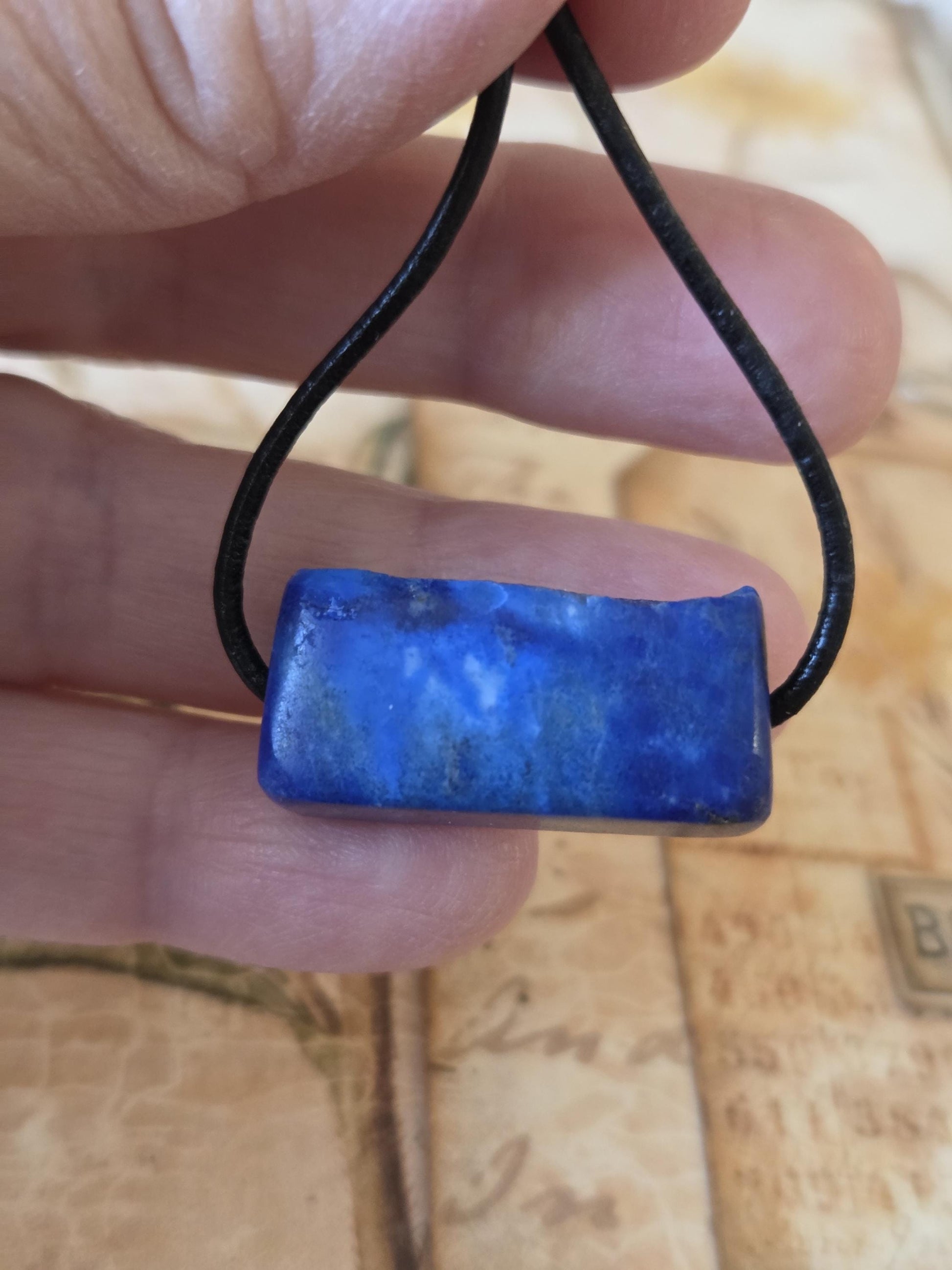 Lapislazuli Lapis Lazuli Anhänger, Stein der Engel, 14 x 27 x 11 mm, gebohrt, an verstellbarem Lederband
