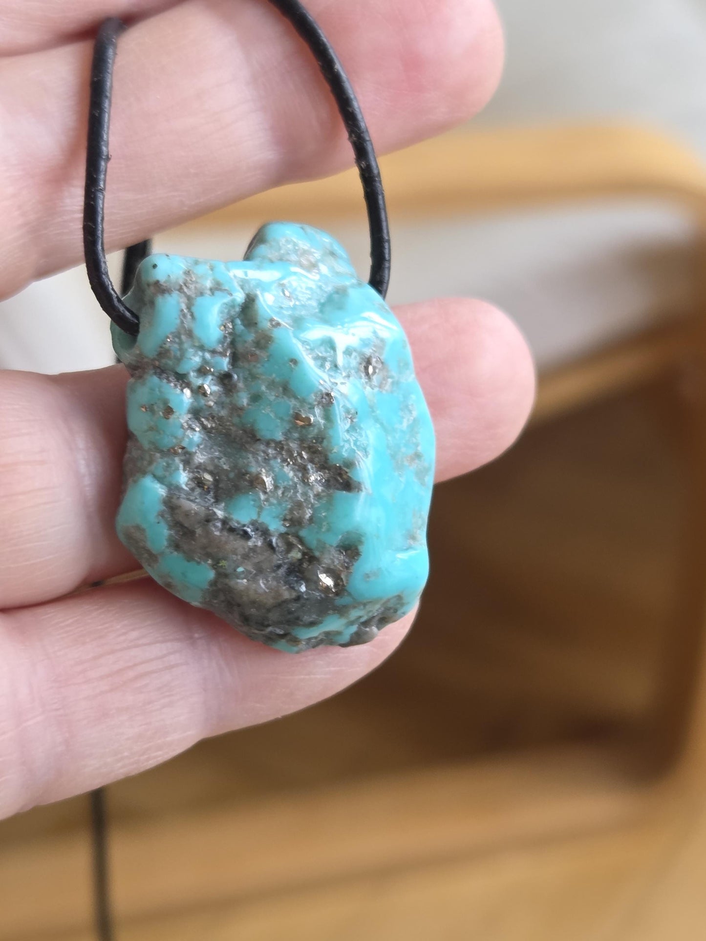 Wundervoller großer Türkis Anhänger, 35 x 27 x 12 mm, gebohrt, an verstellbarem Lederband