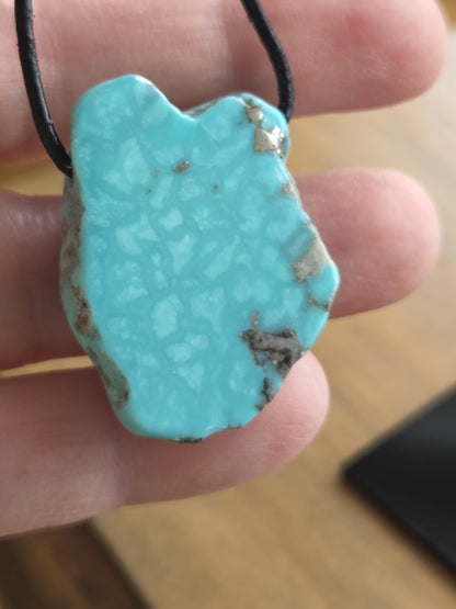 Wundervoller großer Türkis Anhänger, 35 x 27 x 12 mm, gebohrt, an verstellbarem Lederband