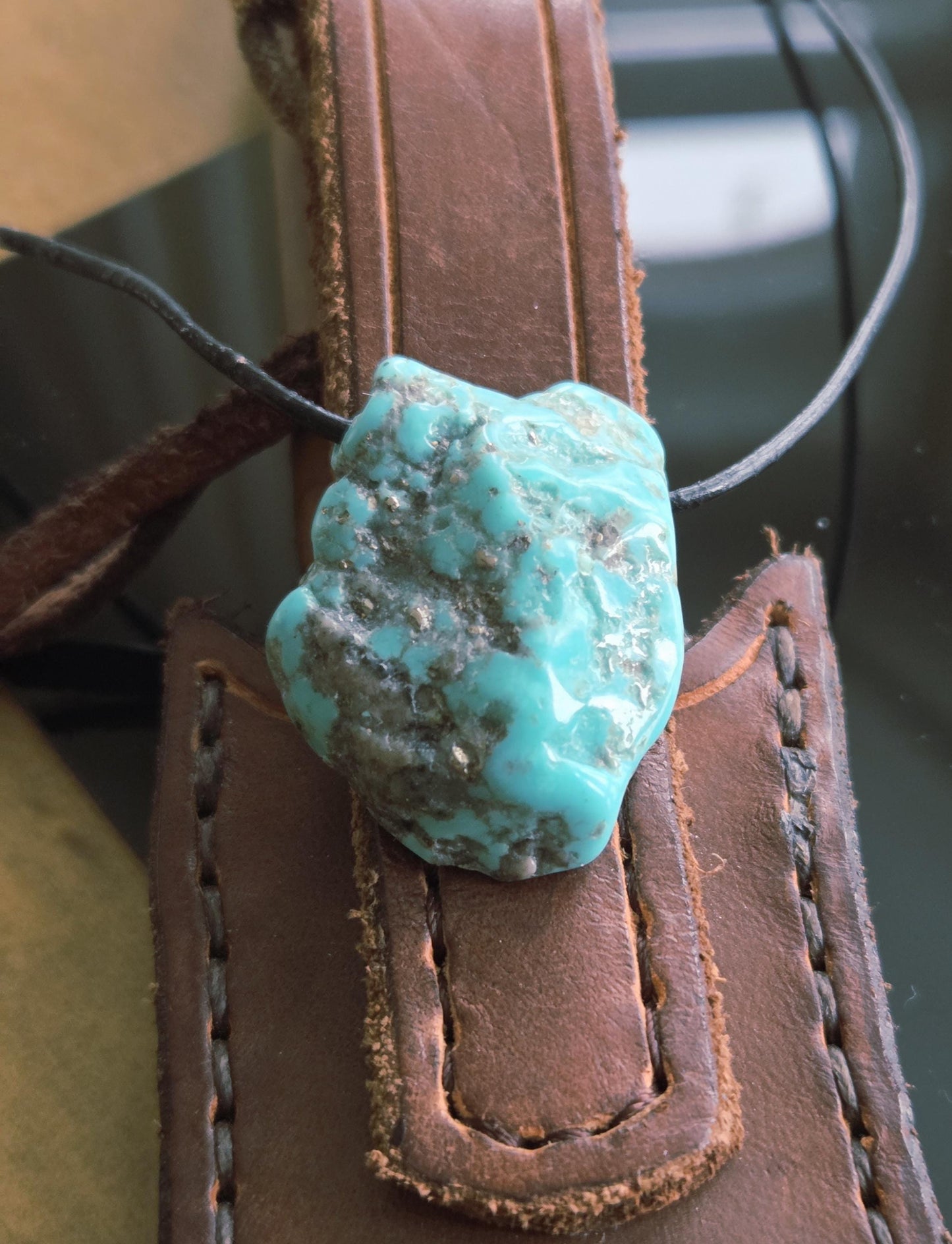 Wundervoller großer Türkis Anhänger, 35 x 27 x 12 mm, gebohrt, an verstellbarem Lederband