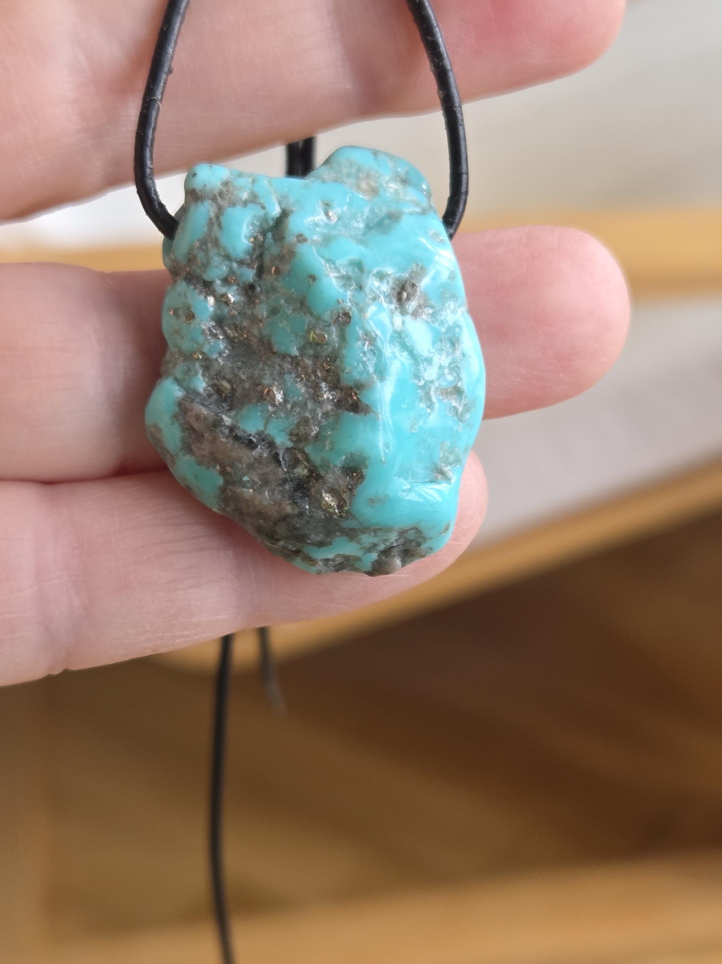 Wundervoller großer Türkis Anhänger, 35 x 27 x 12 mm, gebohrt, an verstellbarem Lederband