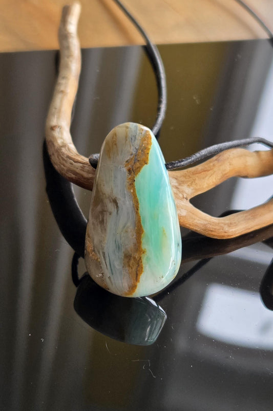 Andenopal blau grün, Chrysopal blau grün türkis Anhänger, 36 x 20 x 11 mm, gebohrt, an verstellbarem Lederband