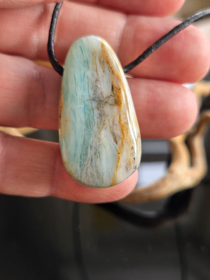 Andenopal blau grün, Chrysopal blau grün türkis Anhänger, 36 x 20 x 11 mm, gebohrt, an verstellbarem Lederband