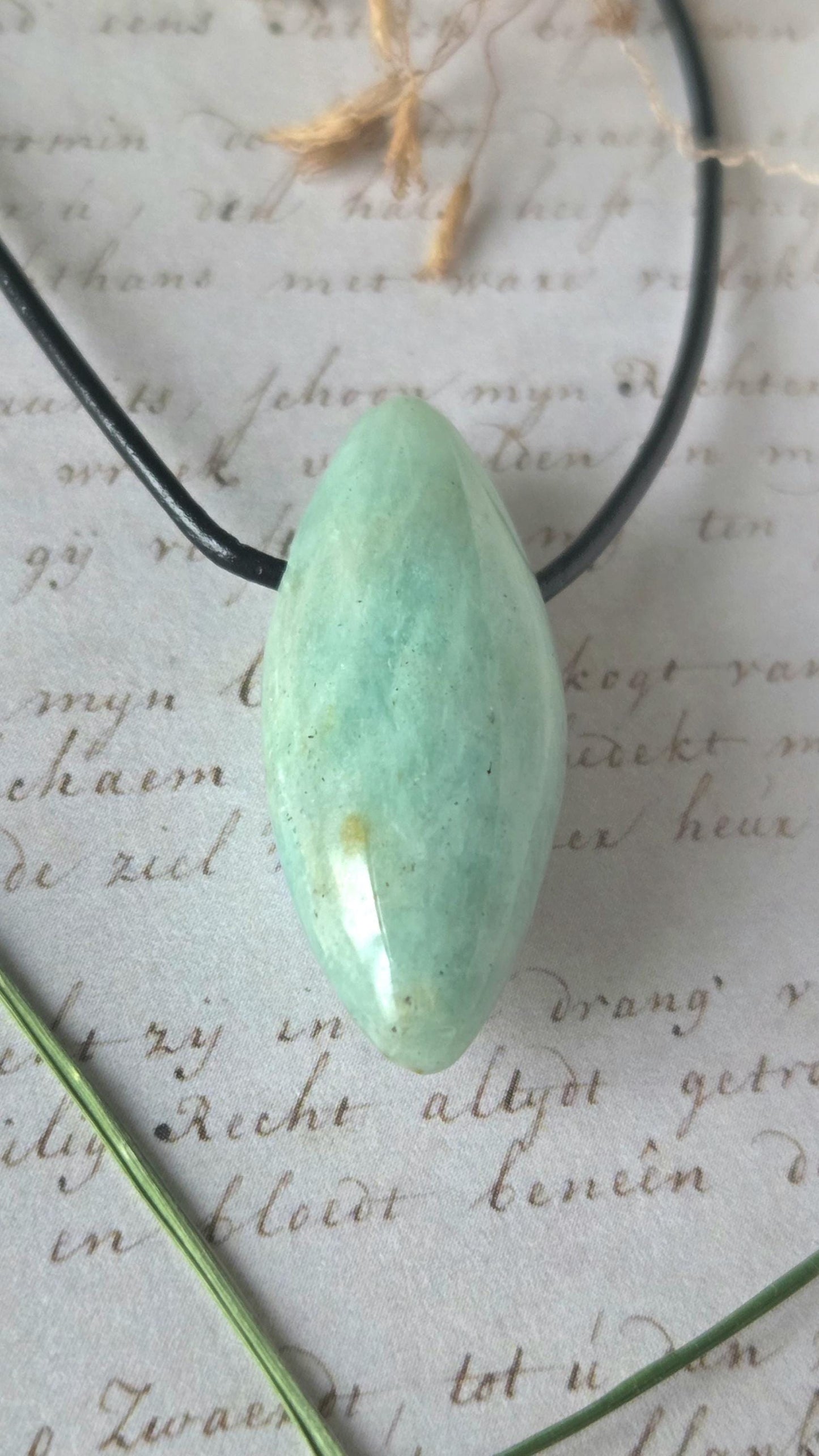 Amazonit Anhänger, 37 x 15 x 15 mm, gebohrt, an verstellbarem Lederband