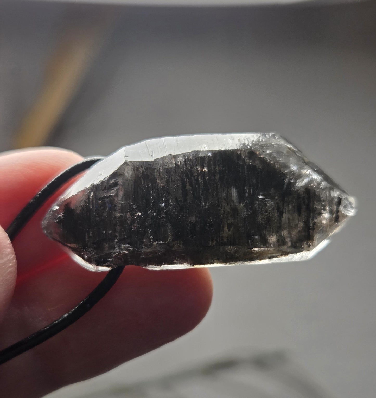 Phantomquarz Black Quarz Bergkristall Lodolith Schamanenstein Doppelspitze Inclusen Quarz, Anhänger, gebohrt, an verstellbarem Lederband