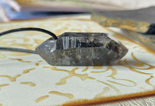 Phantomquarz Black Quarz Bergkristall Lodolith Schamanenstein Doppelspitze Inclusen Quarz, Anhänger, gebohrt, an verstellbarem Lederband