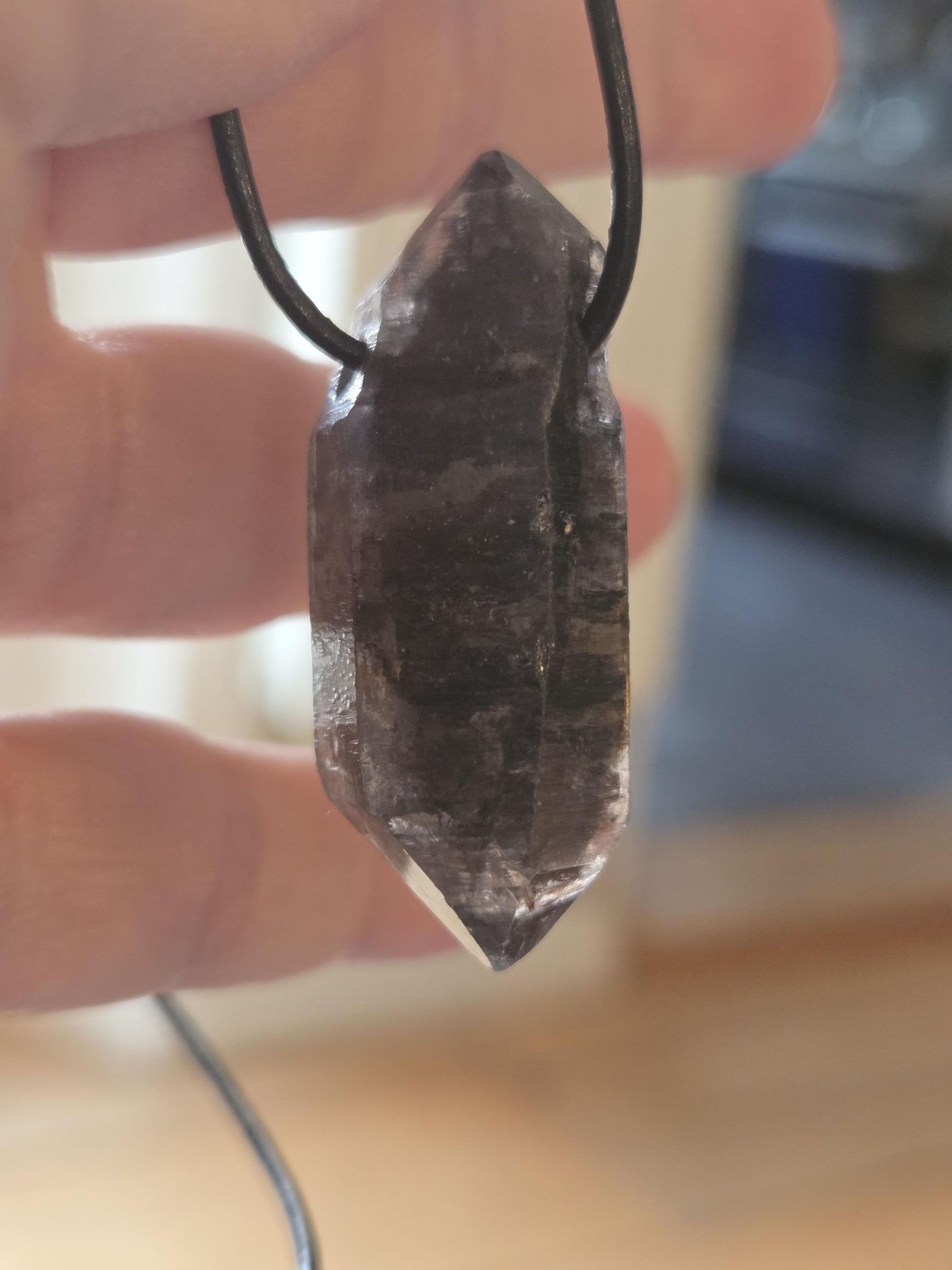 Phantomquarz Black Quarz Bergkristall Lodolith Schamanenstein Doppelspitze Inclusen Quarz, Anhänger, gebohrt, an verstellbarem Lederband