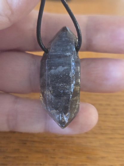 Phantomquarz Black Quarz Bergkristall Lodolith Schamanenstein Doppelspitze Inclusen Quarz, Anhänger, gebohrt, an verstellbarem Lederband