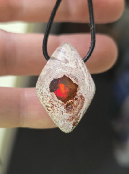 Atemberaubender multicolor mexikanischer Feueropal Anhänger, 30 x 20 x 8 mm, gebohrt, an verstellbarem Lederband