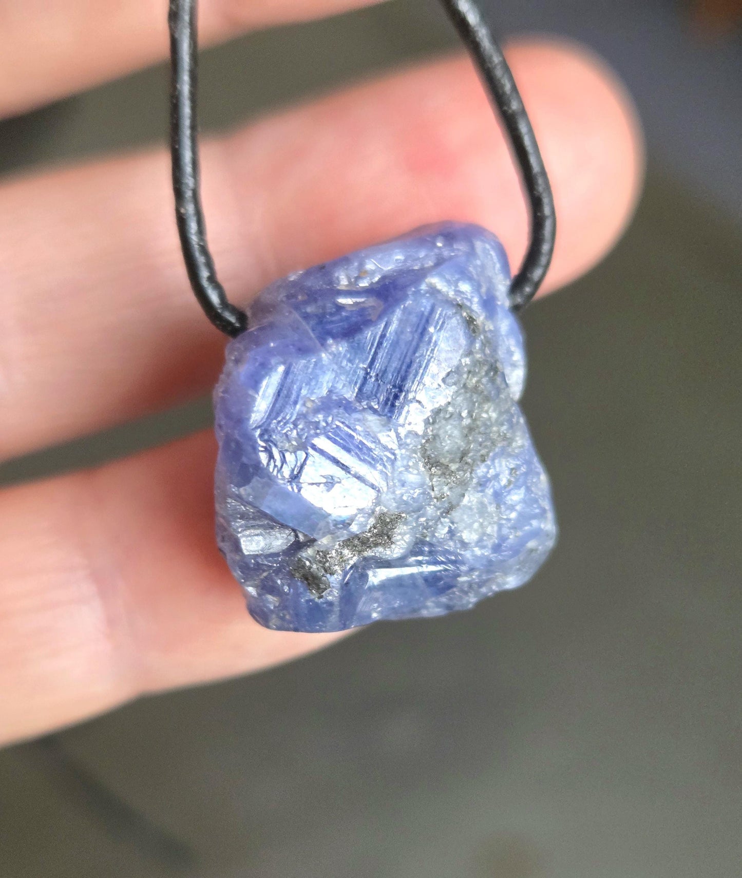 Magischer seltener Tansanit, Tanzanit Rohstein Anhänger Kristall , 23 x 20 x 14 mm, gebohrt an verstellbarem Lederband