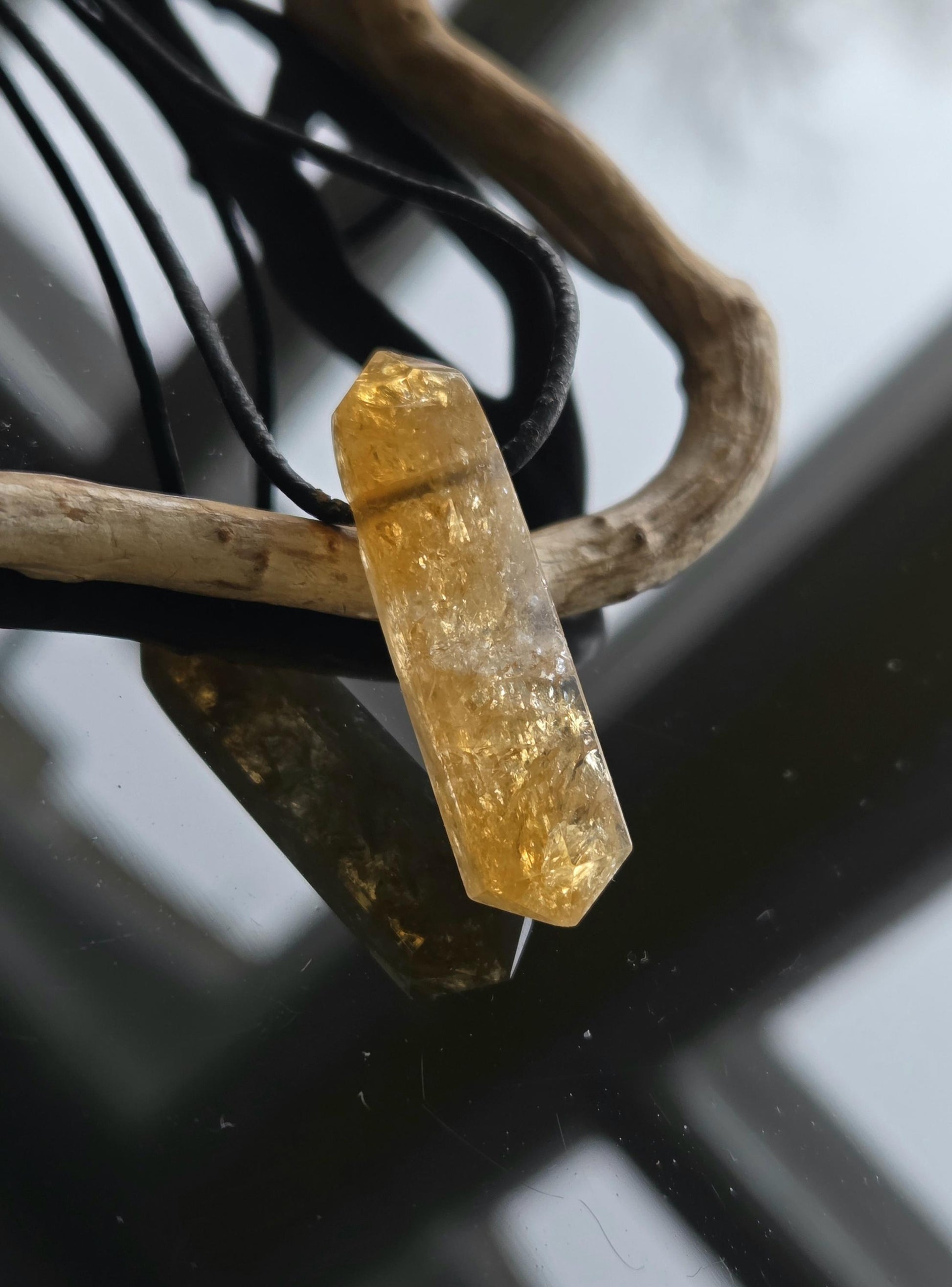 Citrin Kristall Spitze, Citrin Doppelender, Citrin Kristall Spitze, Anhänger, 38 x 10 x 11 mm, gebohrt, an verstellbarem Lederband, Zitrin