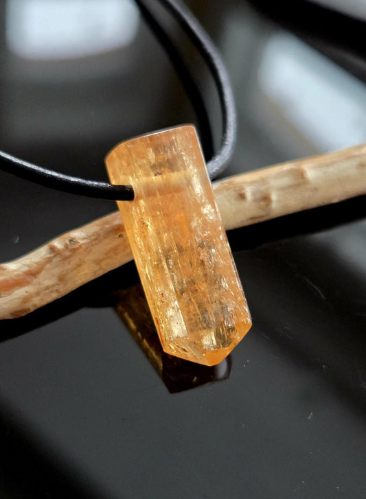 Traum von Imperial Topas Kaiser Topas Goldtopas Rohstein Anhänger, 25 x 10 x 8 mm, an verstellbarem Lederband, 4,36 g., 22,80 ct.