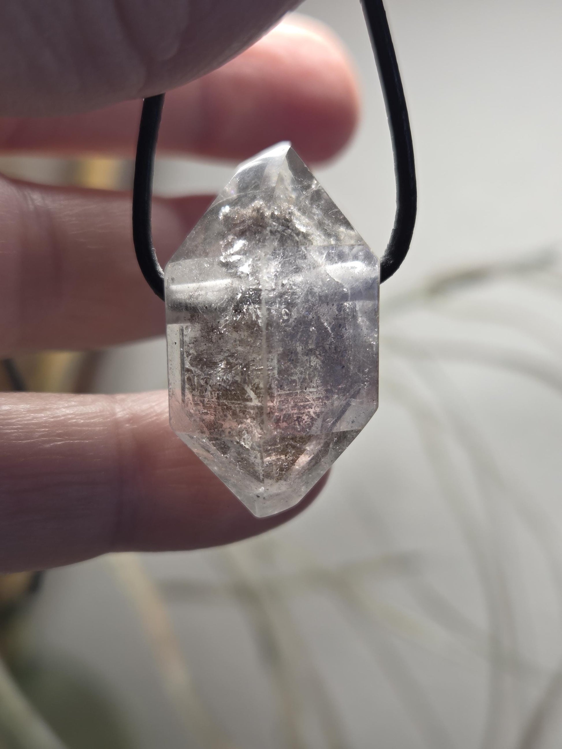 Herkimer Diamant Channeling Kristall mit Inclusen Doppelender Doppelspitze Anhänger 31 x 18 x 15 mm, gebohrt, an verstellbarem Lederband