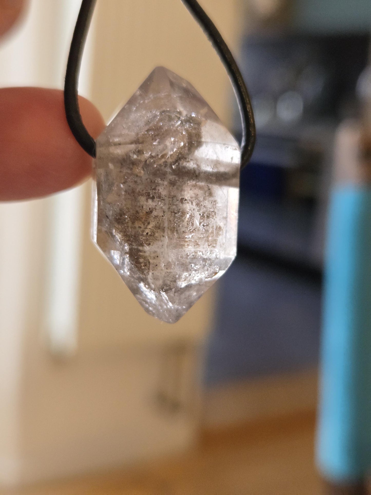 Herkimer Diamant Channeling Kristall mit Inclusen Doppelender Doppelspitze Anhänger 31 x 18 x 15 mm, gebohrt, an verstellbarem Lederband