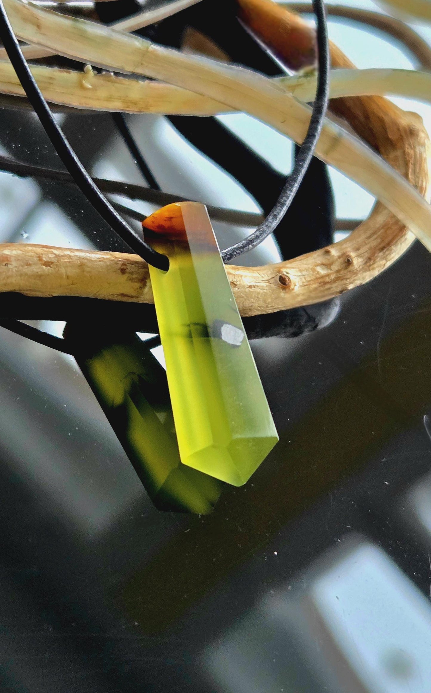 Grüner Granat Grossular Hydrogrossular mit Pyrit, Anhänger, 29 x 10 x 9 mm, gebohrt, an verstellbarem Lederband, Granat grün