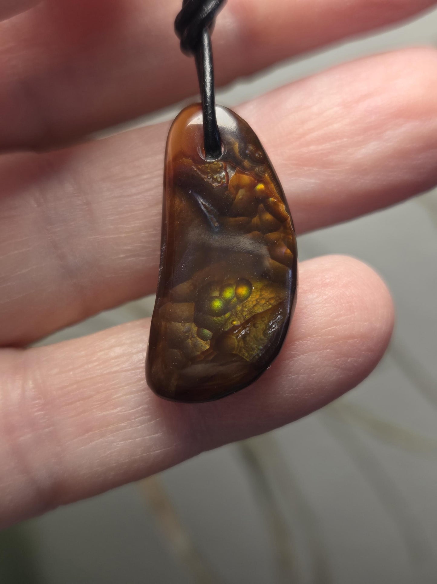 Kleiner feiner mexikanischer Feuerachat Feuer Achat Anhänger, 27 x 14 x 6 mm, gebohrt, an verstellbarem Lederband