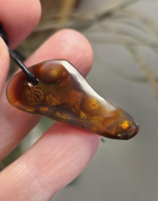 Magischer mexikanischer Feuerachat Feuer Achat Anhänger, 35 x 16 x 6 mm, gebohrt, an verstellbarem Lederband