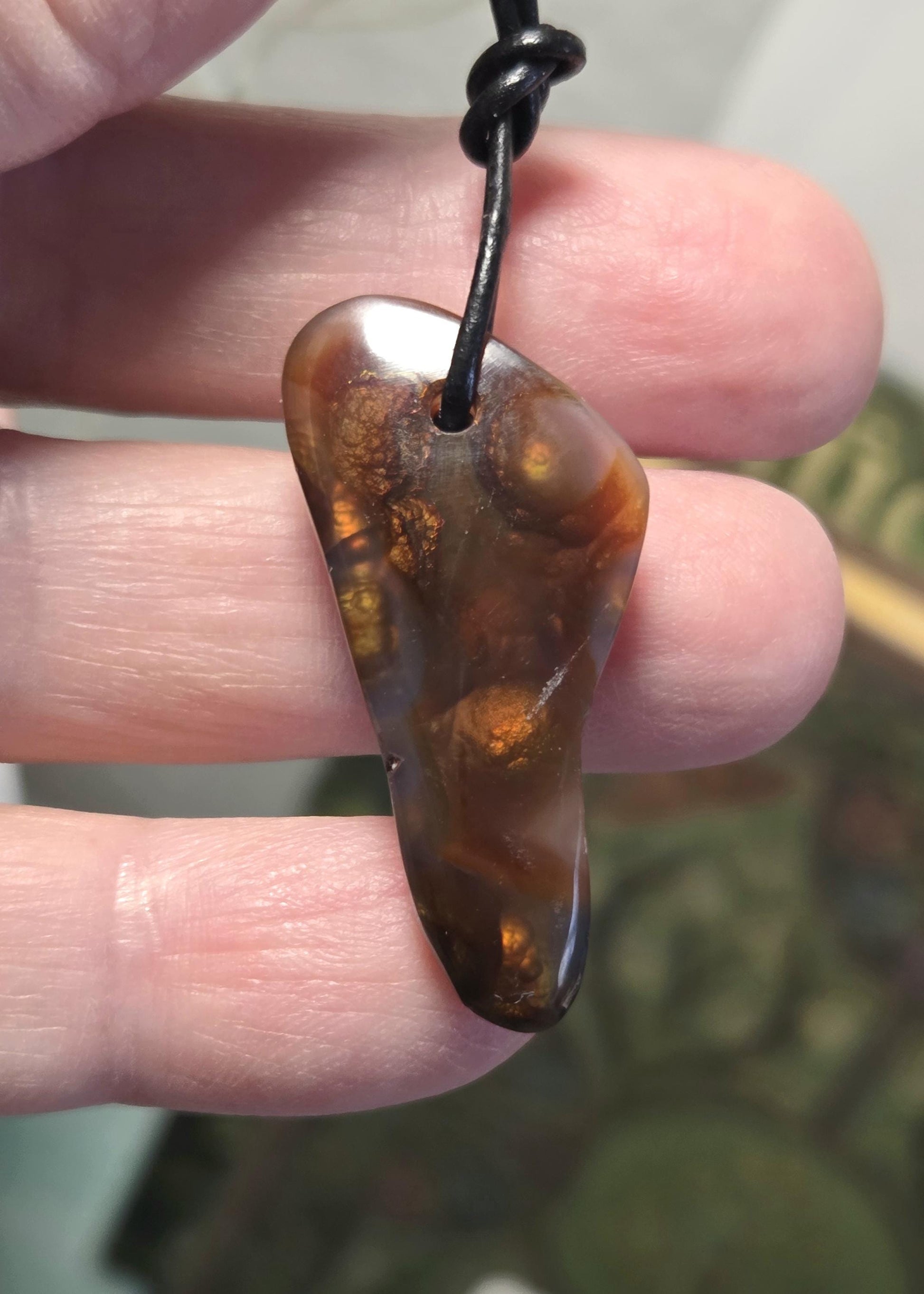 Magischer mexikanischer Feuerachat Feuer Achat Anhänger, 35 x 16 x 6 mm, gebohrt, an verstellbarem Lederband