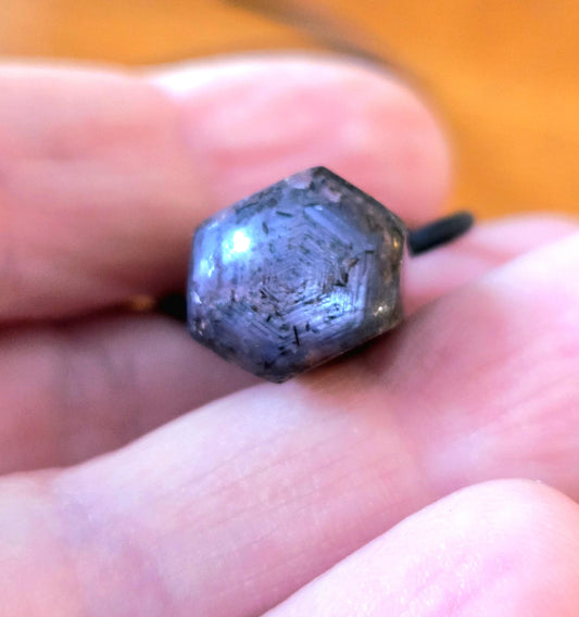 Stern Rubin Rohkristall Stäbchen Korund Anhänger, 23 x 14 x 12 mm, gebohrt, an verstellbarem Lederband