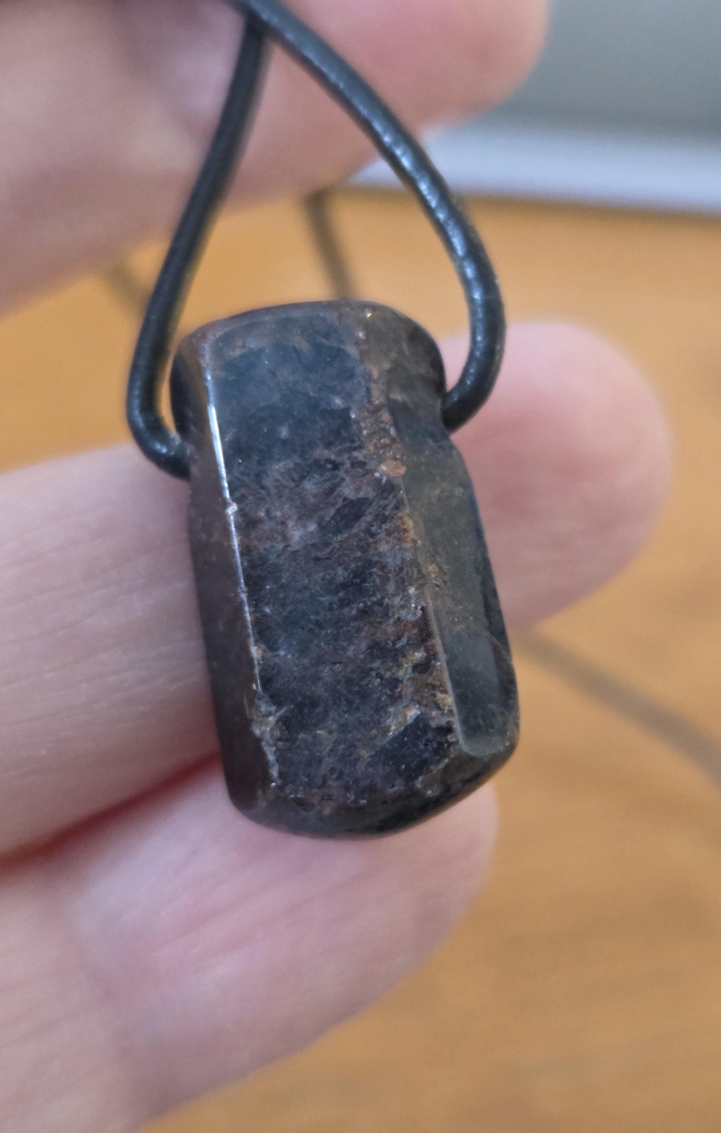 Stern Rubin Rohkristall Stäbchen Korund Anhänger, 23 x 14 x 12 mm, gebohrt, an verstellbarem Lederband