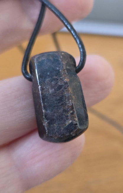 Stern Rubin Rohkristall Stäbchen Korund Anhänger, 23 x 14 x 12 mm, gebohrt, an verstellbarem Lederband