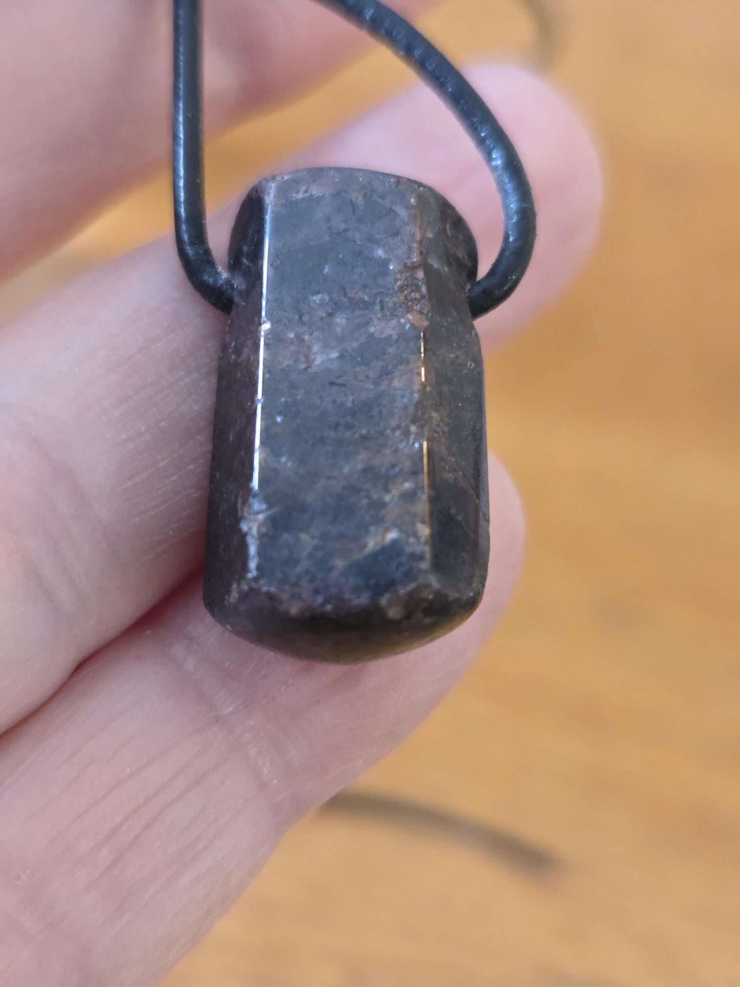 Stern Rubin Rohkristall Stäbchen Korund Anhänger, 23 x 14 x 12 mm, gebohrt, an verstellbarem Lederband