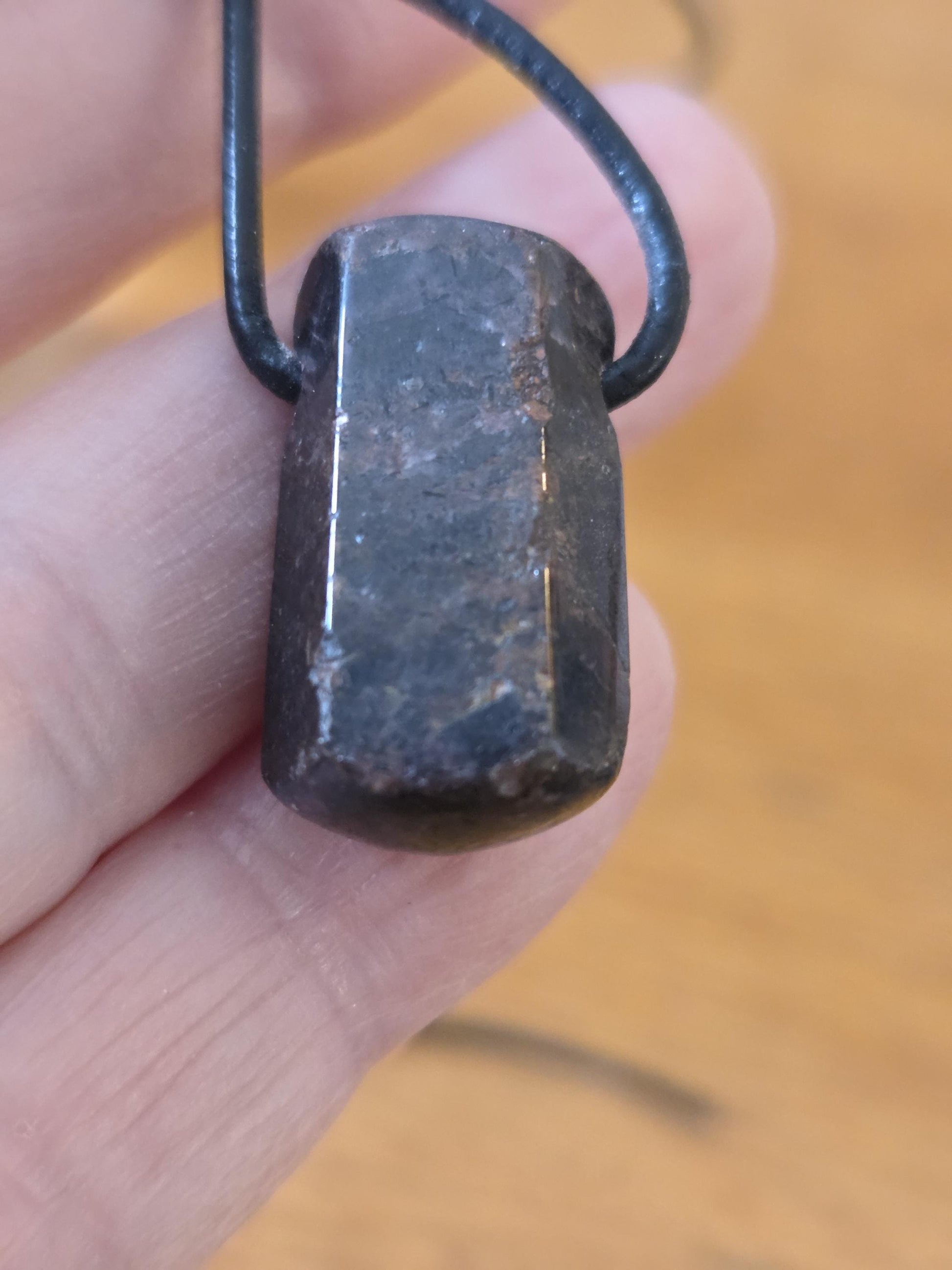 Stern Rubin Rohkristall Stäbchen Korund Anhänger, 23 x 14 x 12 mm, gebohrt, an verstellbarem Lederband