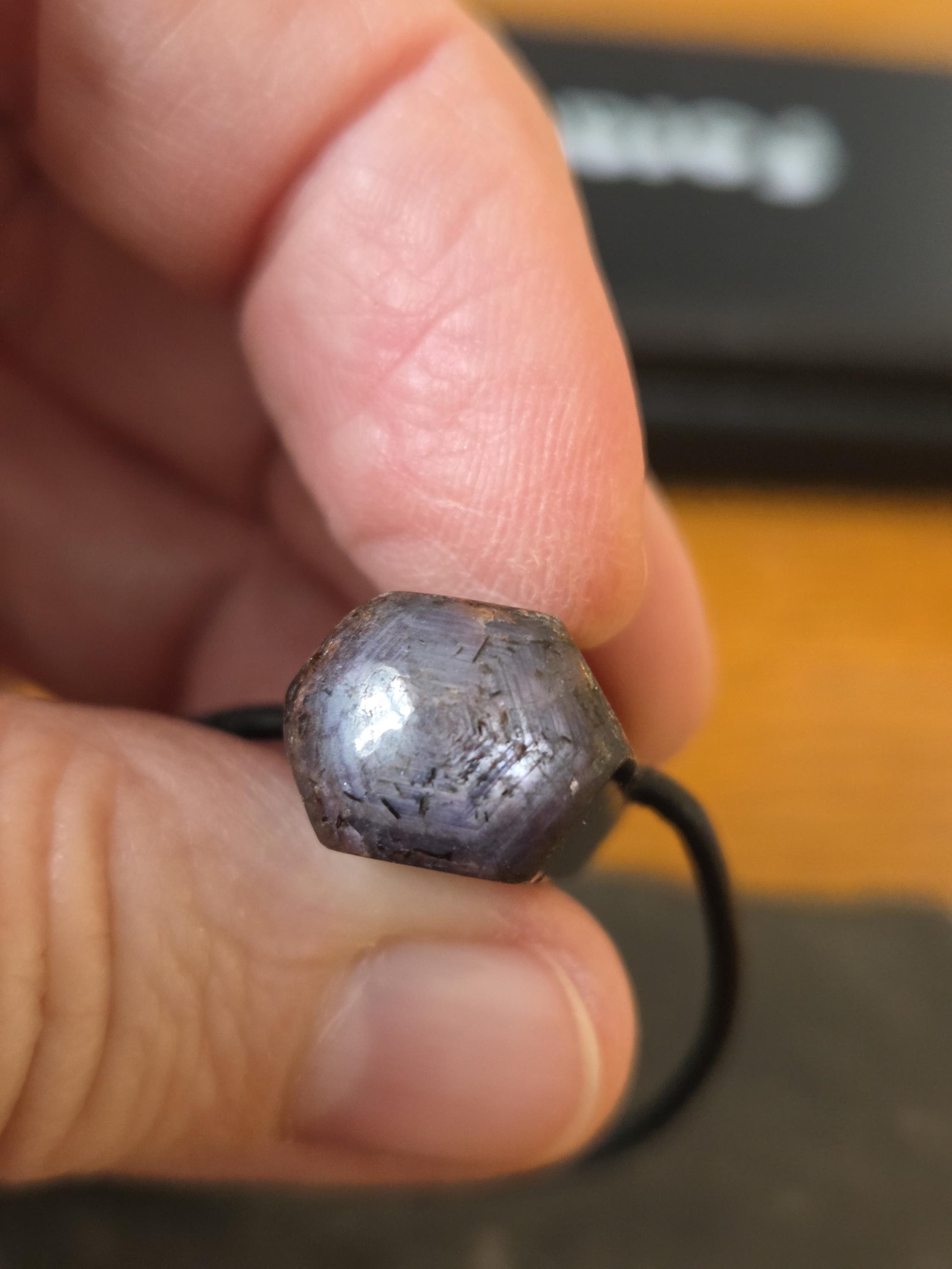 Stern Rubin Rohkristall Stäbchen Korund Anhänger, 23 x 14 x 12 mm, gebohrt, an verstellbarem Lederband