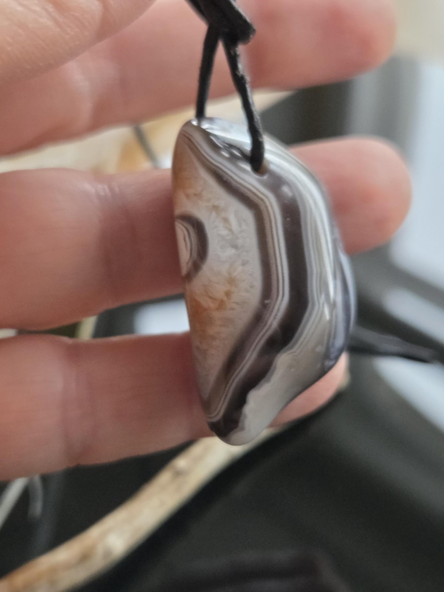 Toller Botswana Achat mit Ocean Achat, Anhänger 39 x 25 x 15 mm, gebohrt, an verstellbarem Lederband