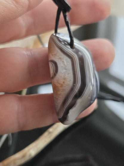 Toller Botswana Achat mit Ocean Achat, Anhänger 39 x 25 x 15 mm, gebohrt, an verstellbarem Lederband