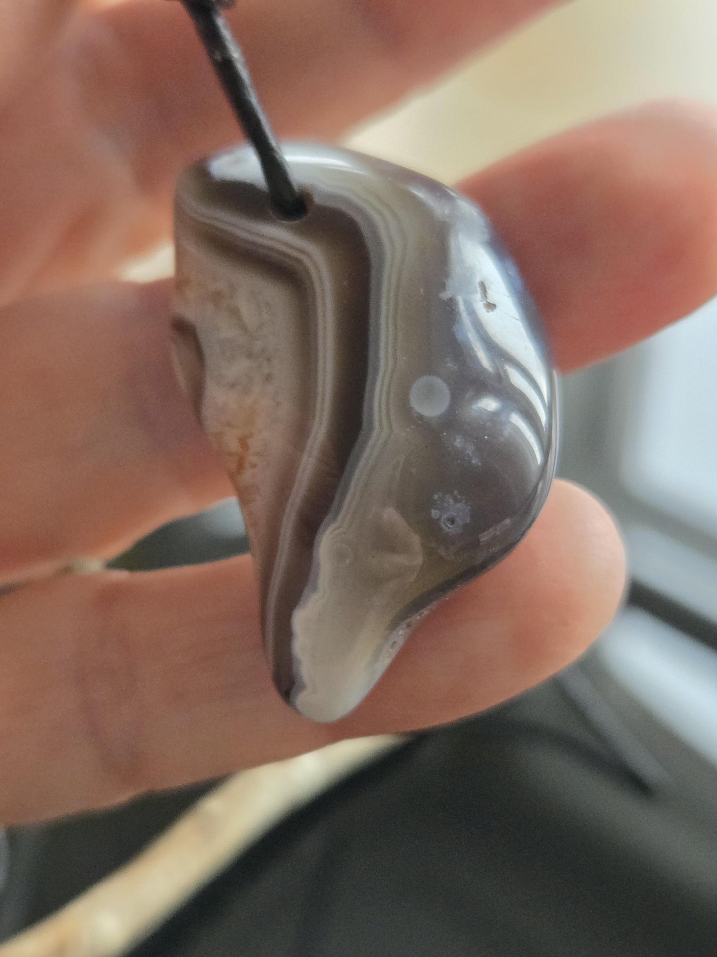 Toller Botswana Achat mit Ocean Achat, Anhänger 39 x 25 x 15 mm, gebohrt, an verstellbarem Lederband