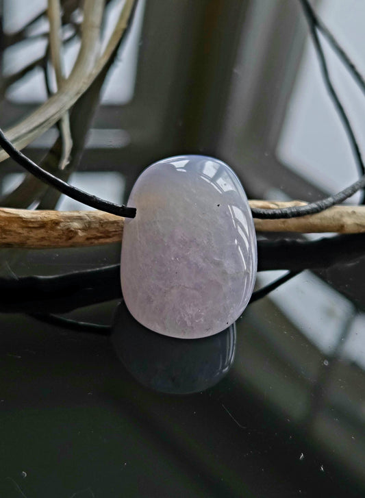 Chalcedon blau, Anhänger, 39 x 20 x 17 mm, gebohrt, an verstellbarem Lederband