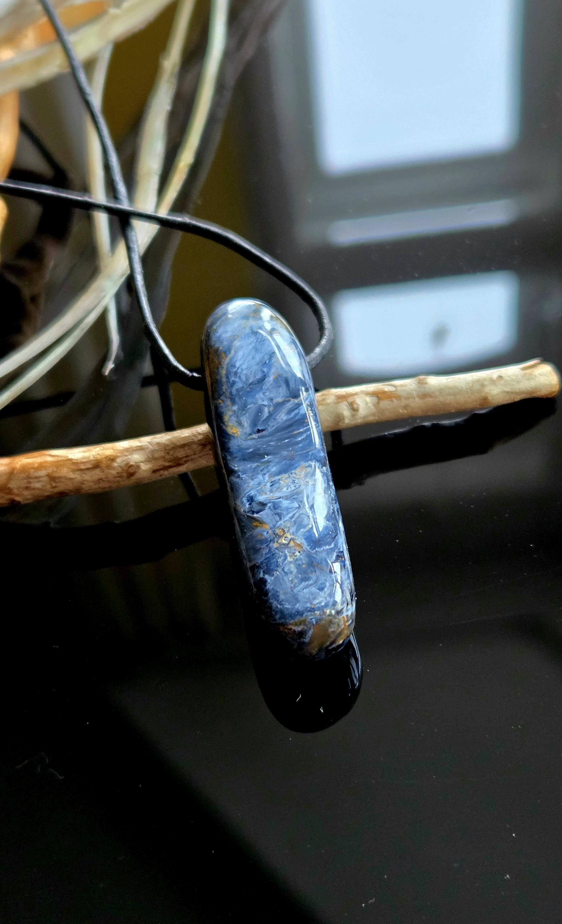 Magischer energetischer Pietersit Anhänger, 50 x 14 x 11 mm, gebohrt, an verstellbarem Lederband