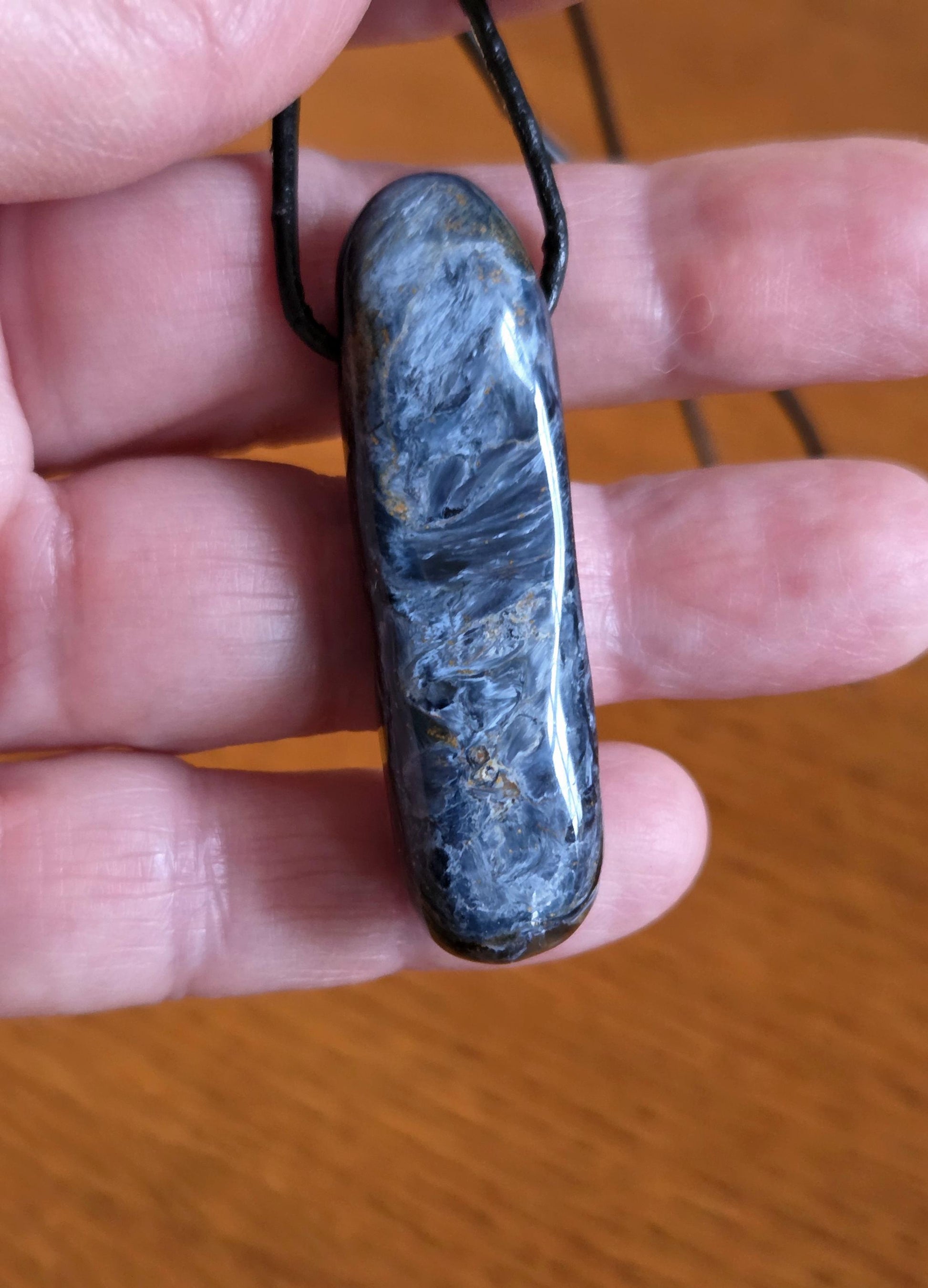 Magischer energetischer Pietersit Anhänger, 50 x 14 x 11 mm, gebohrt, an verstellbarem Lederband