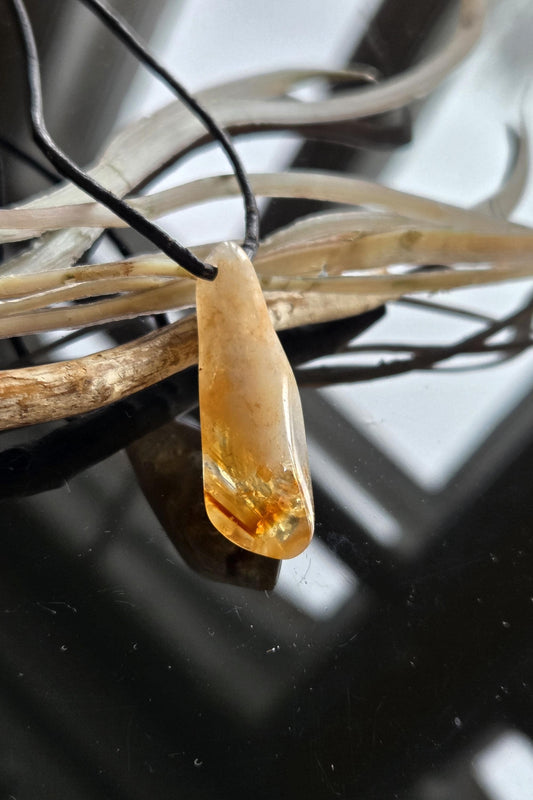 Citrin Golden Healer, Bergkristall mit Citrin Anhänger, 37 x 14 x 12 mm, gebohrt, an verstellbarem Lederband