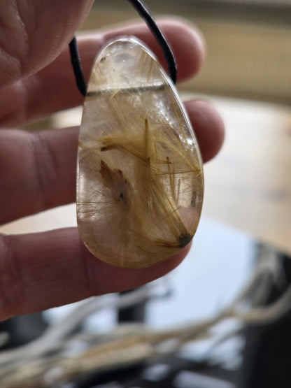 Gold Rutil Quarz Goldrutilquarz Anhänger, 42 x 25 x 10 mm, an verstellbarem Lederband, Hochwertige Qualität Brasilien