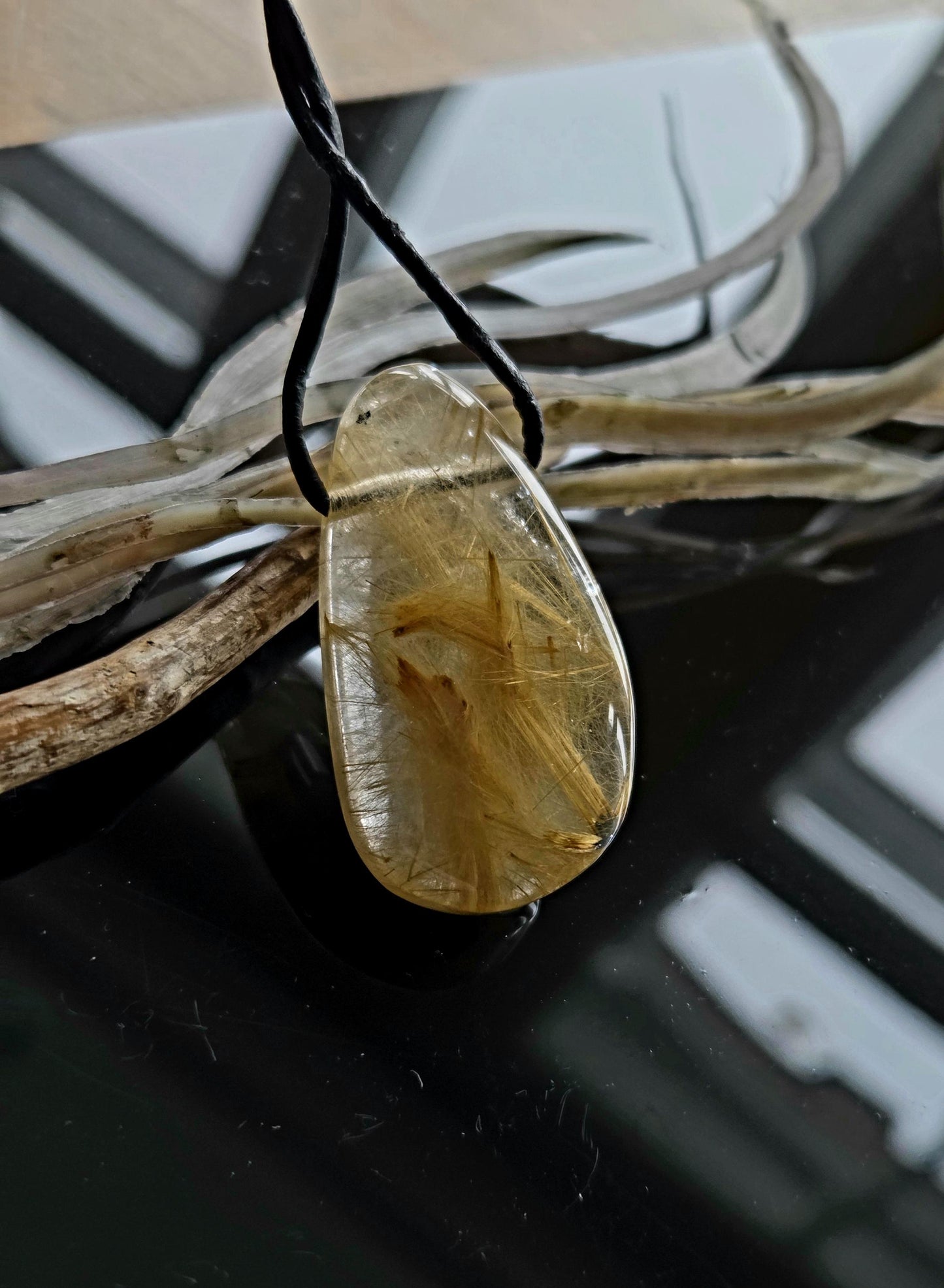 Gold Rutil Quarz Goldrutilquarz Anhänger, 42 x 25 x 10 mm, an verstellbarem Lederband, Hochwertige Qualität Brasilien